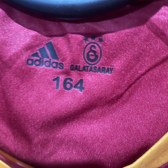 Pre loved 🥰 Adidas jersey. Size Medium - Picture 2 of 4